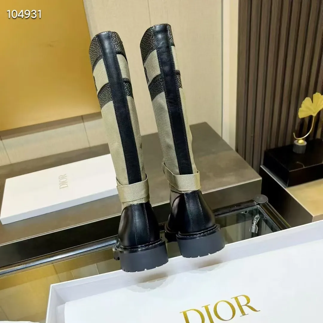 👟👟Ex-factory price 560👟👟 Dior color-blocking new boots for autumn and winter, the latest electric embroidery color-blocking letter logo for autumn and winter, round-toe high-top knight boots for women, Material: first-layer cowhide stitched with electric embroidery fabric, sheepskin lining for feet, original molded TPU outsole Size: 35-40 yards